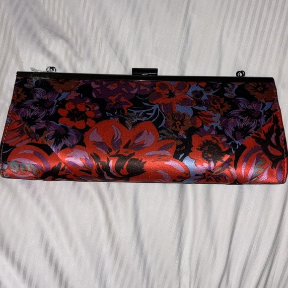 DUNE BRAND RED BLACK FLORAL SATIN CLITCH WITH BLING ADORNMENT SNAP CLOSURE - Picture 5 of 12